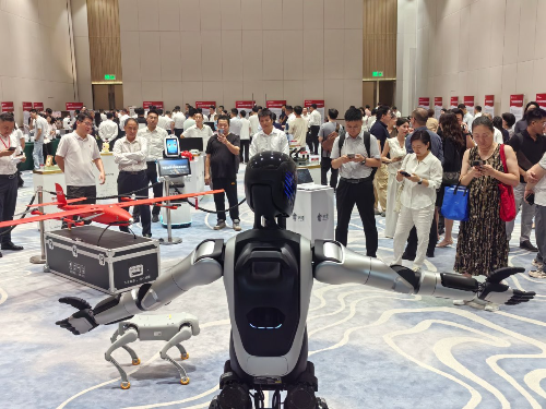 应用场景展示区的机器人、机器狗吸引参会者的目光。.jpg