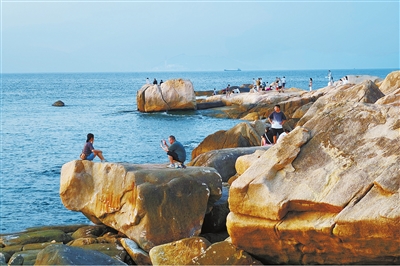 游客在外伶仃岛游玩(资料图片)。.jpg