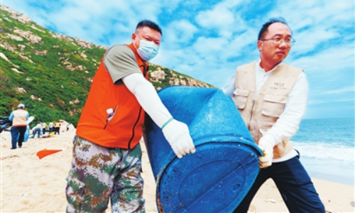 担杆镇开展专项清废行动 70余志愿者共同守护海洋生态环境